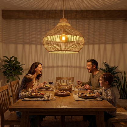 Hanglamp Rotan Naturel eettafel sfeer met mensen